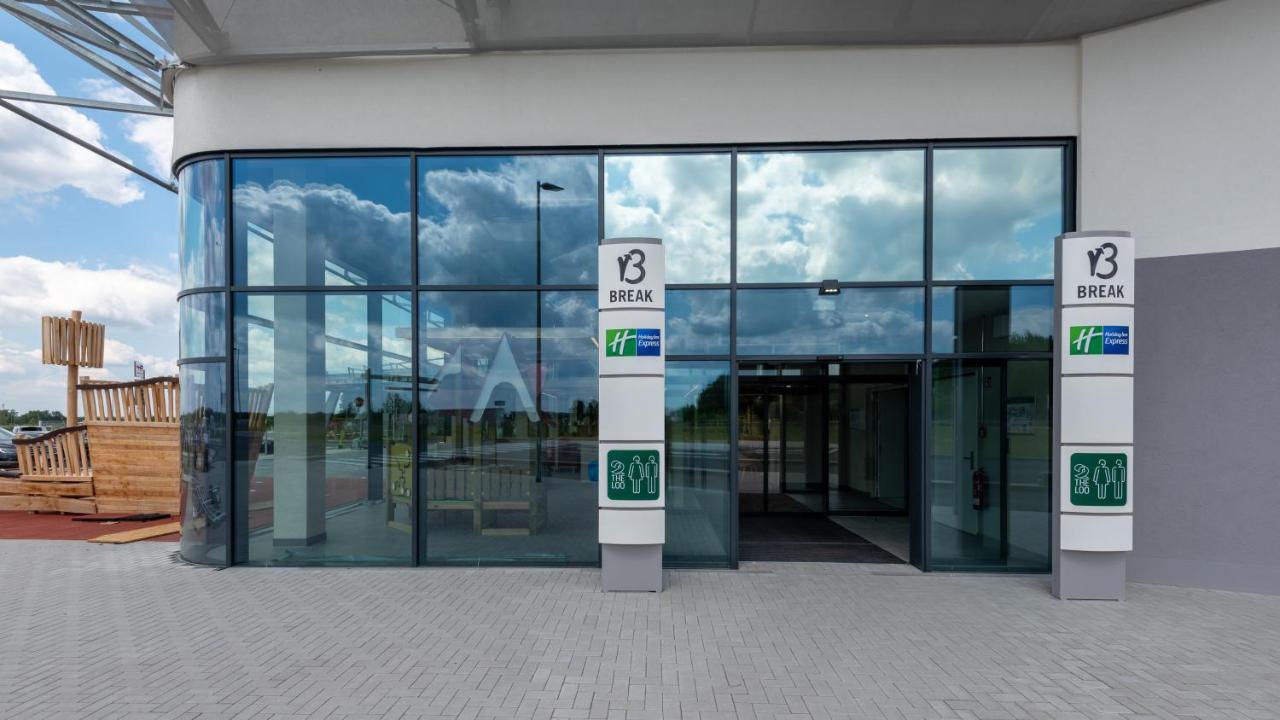 Holiday Inn Express - Hamburg South A7-AS42 By IHG