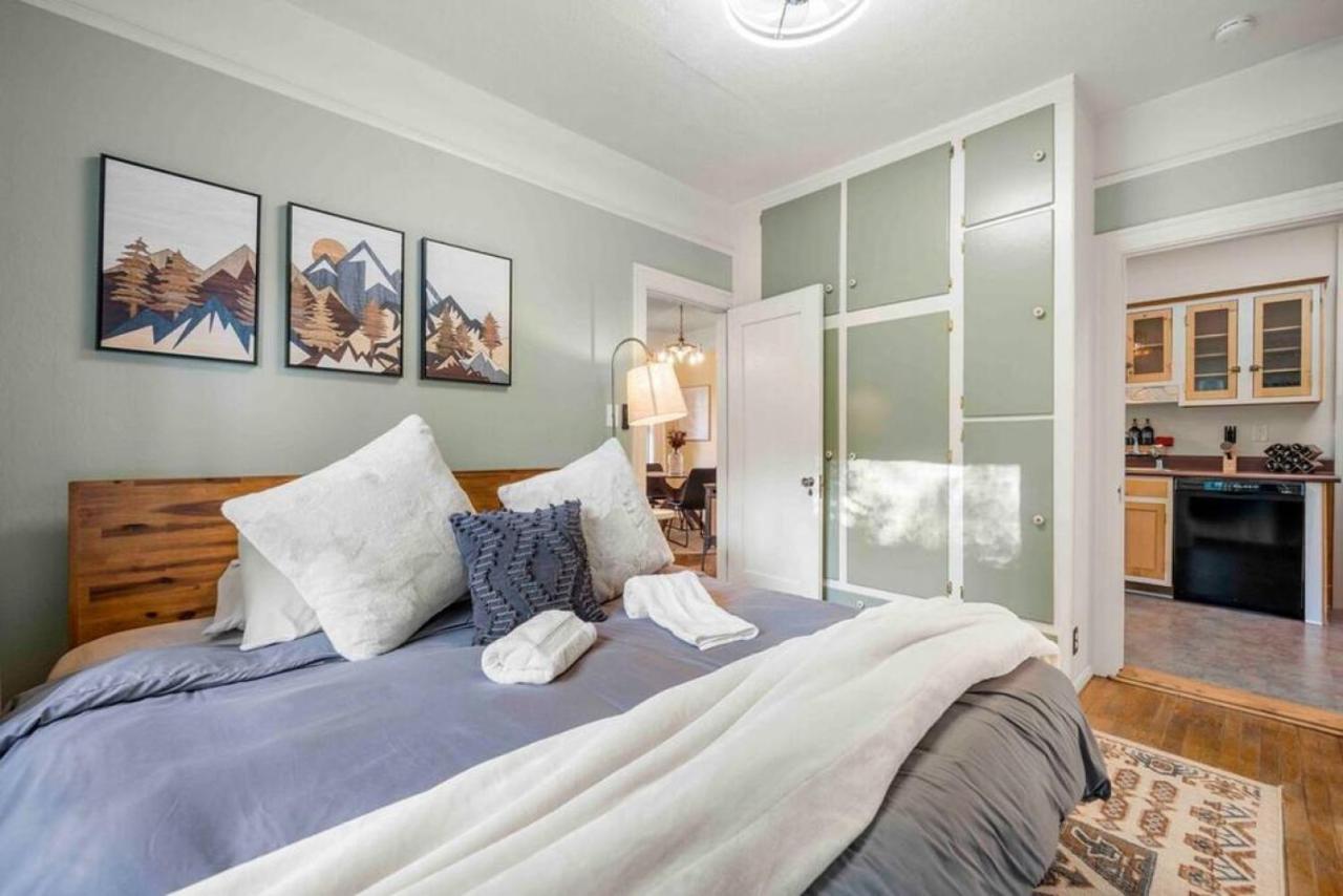 Stylish and Cozy Downtown 2 Bedroom Unit with Hot Tub photo 4
