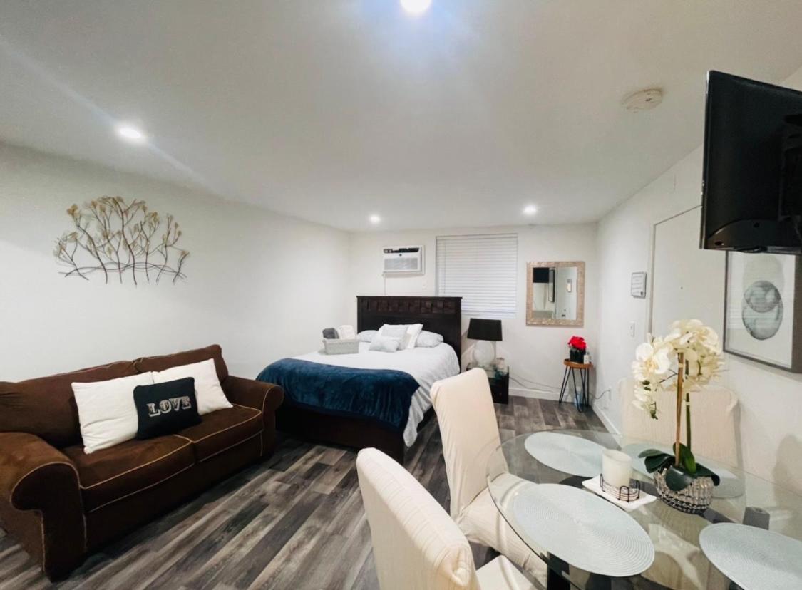 Lovely Sherman Oaks Studio