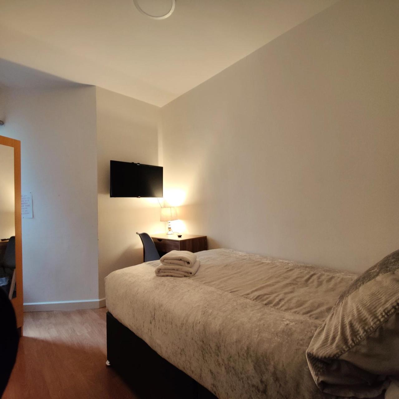 Liverpool Stays - City Centre Rooms with shared bathrooms photo 3