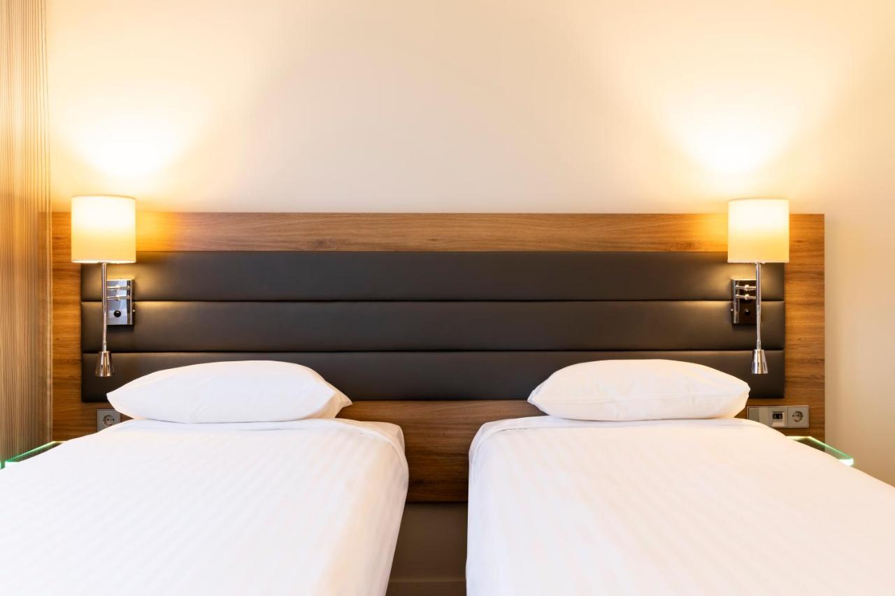 Moxy York - 3