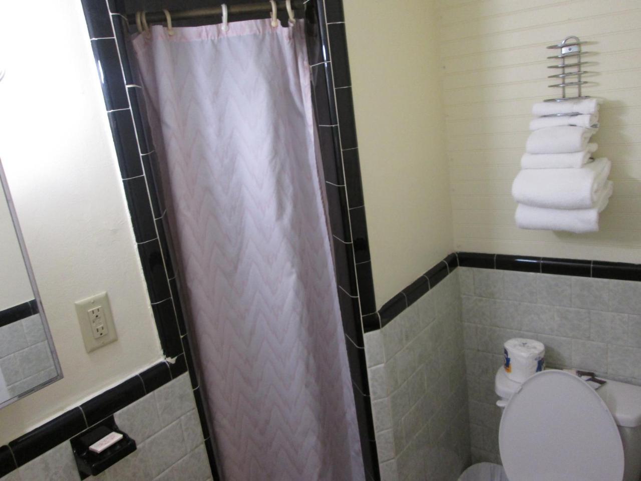 Royale Coach Motor Lodge photo 2