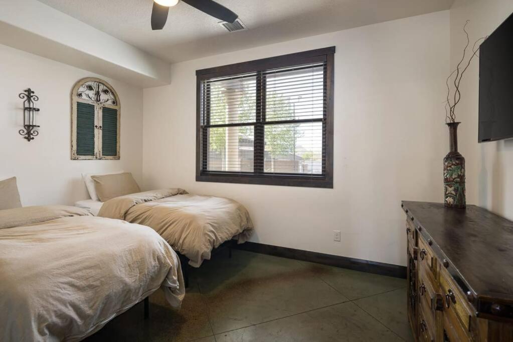 Luxury Downtown Rental (Hot Tub/Pet Friendly) - La Dolce Vita Villas #11 - 6