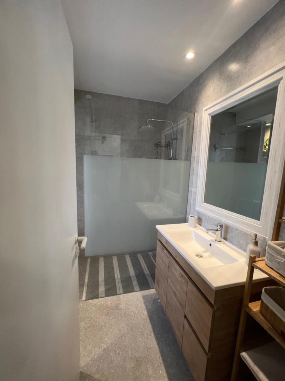 The Best prime location lovely 1 bedroom apartment - 2
