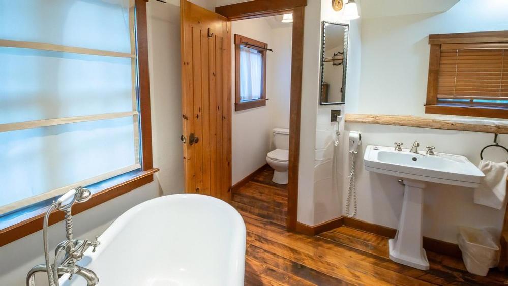 Snow Creek Cabins by Fernie Lodging Co photo 2