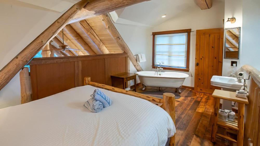 Snow Creek Cabins by Fernie Lodging Co photo 4