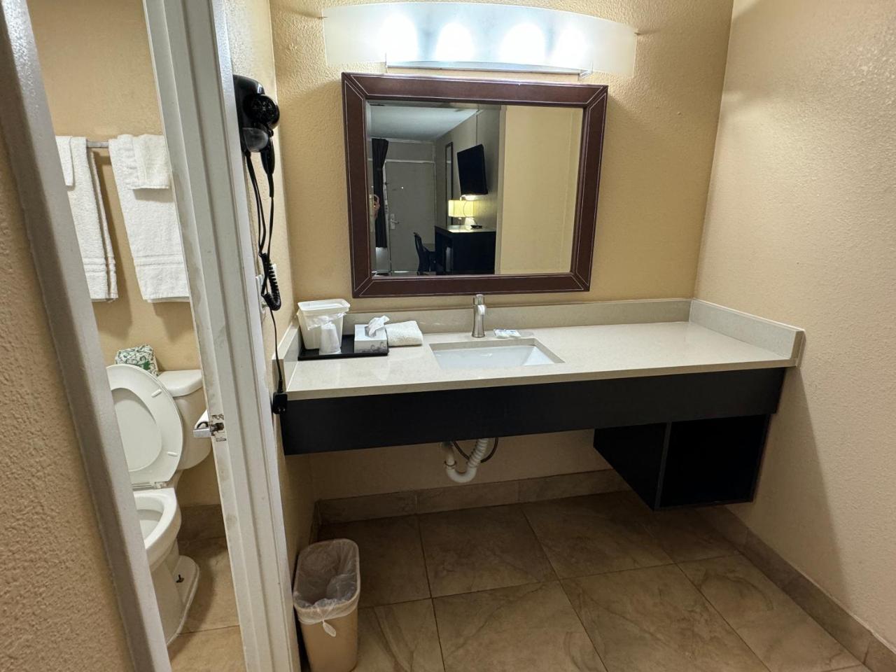 Rodeway Inn Bushnell photo 3