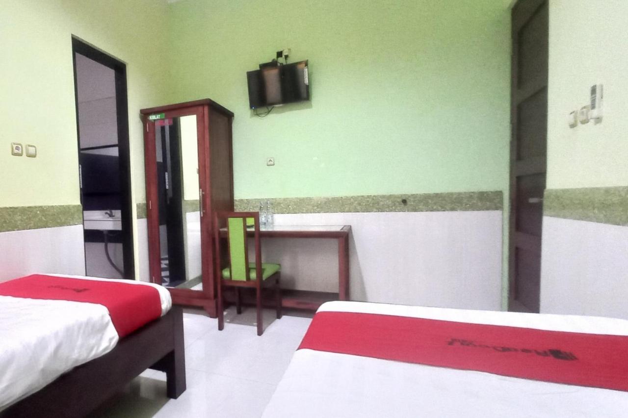 RedDoorz Syariah near Bypass Krian photo 4