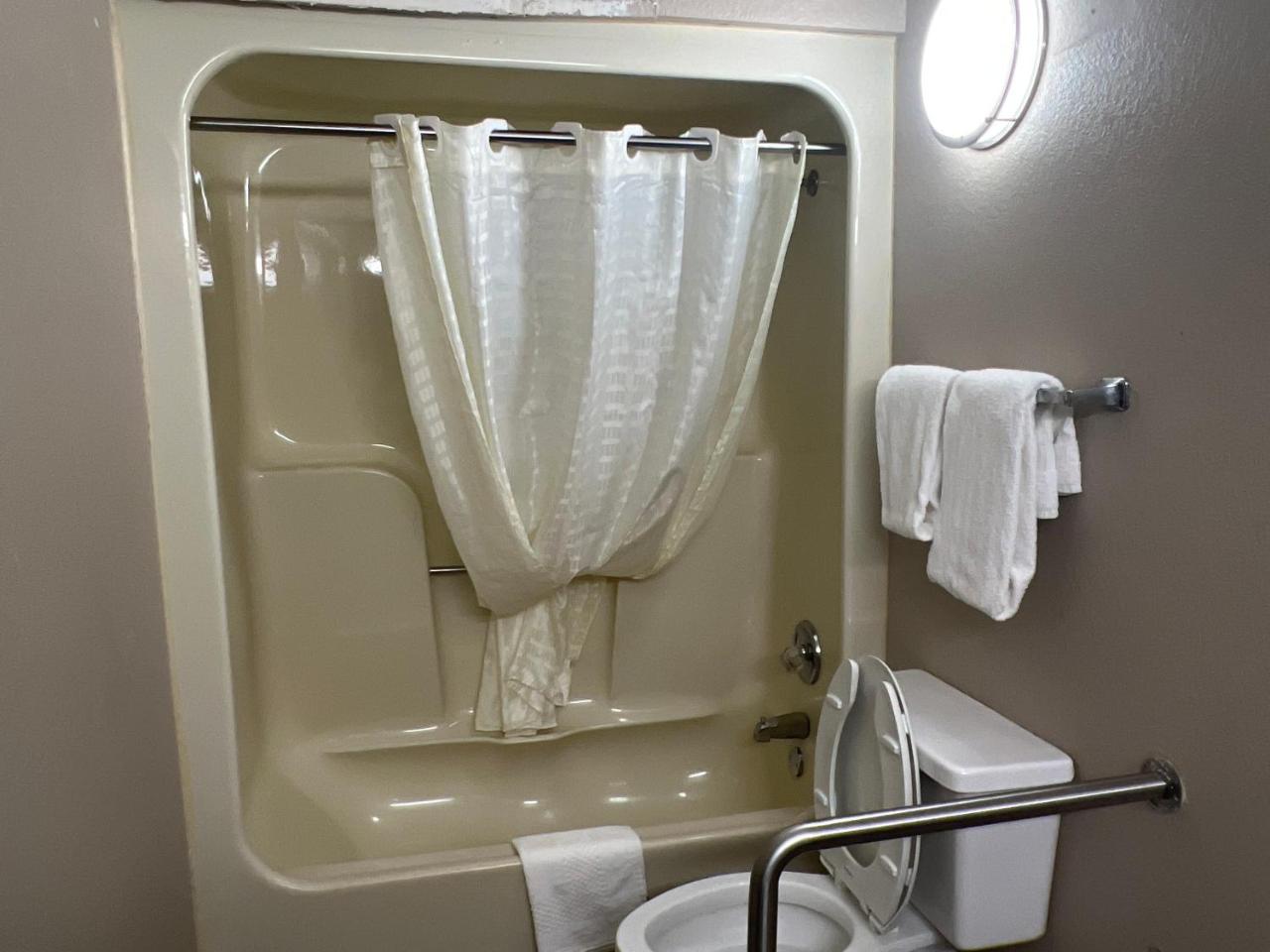 Econo Lodge Florence - Darlington photo 4