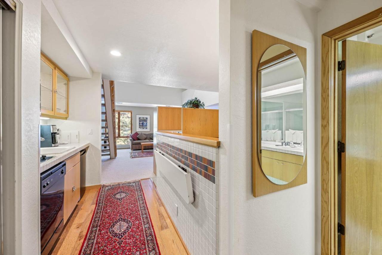 Palisades Tahoe Lodge Rentals Studio Loft #307 - 2