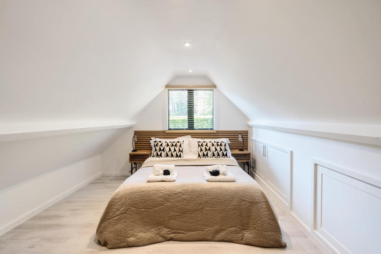Romantic getaway UK with Private Sauna, King Bed, WiFi 517mbps & EV Charger - 4