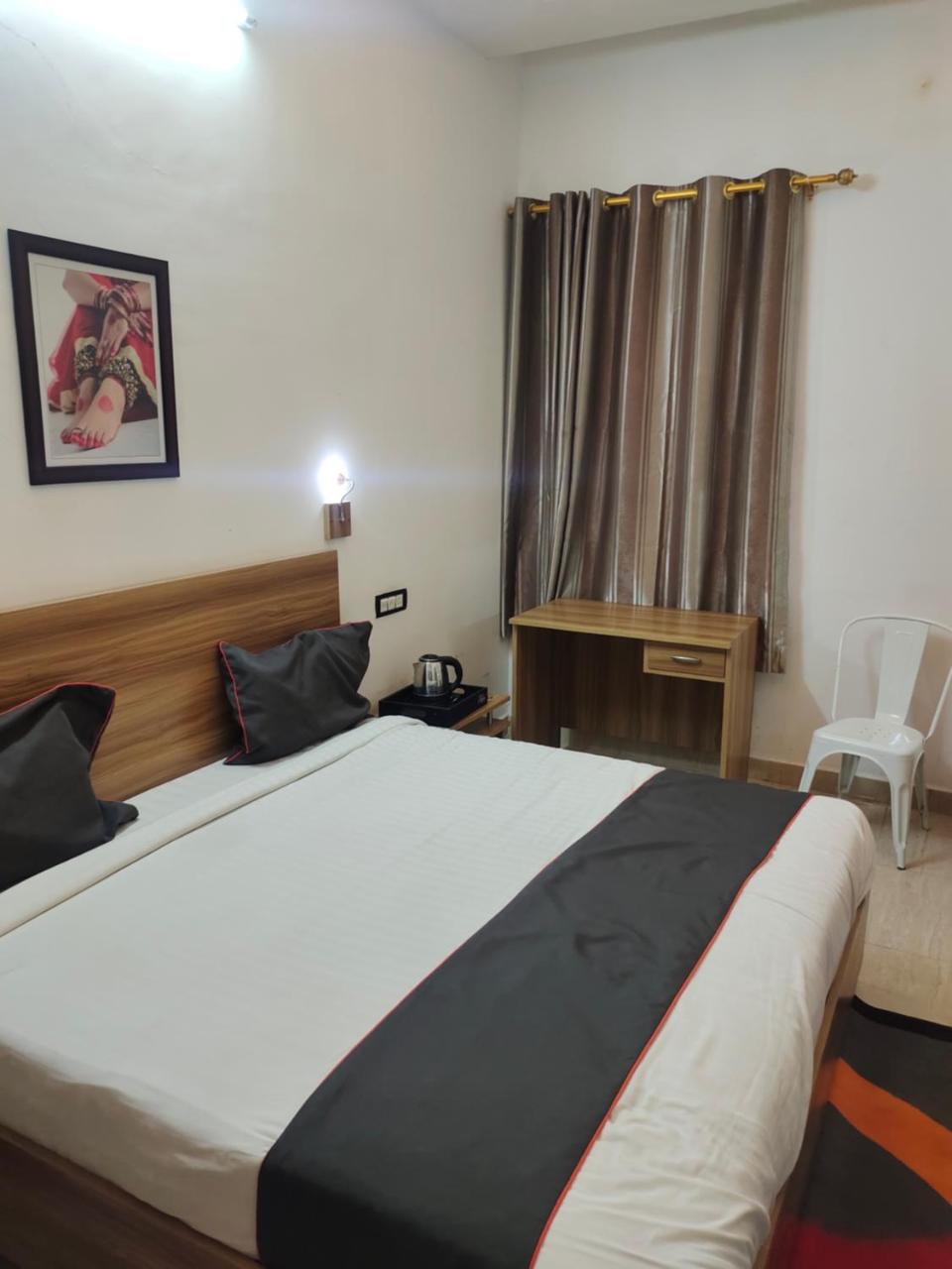 Gulnaar Inn Near US Counsulate Sankar nethralaya Apollo Hospital photo 2