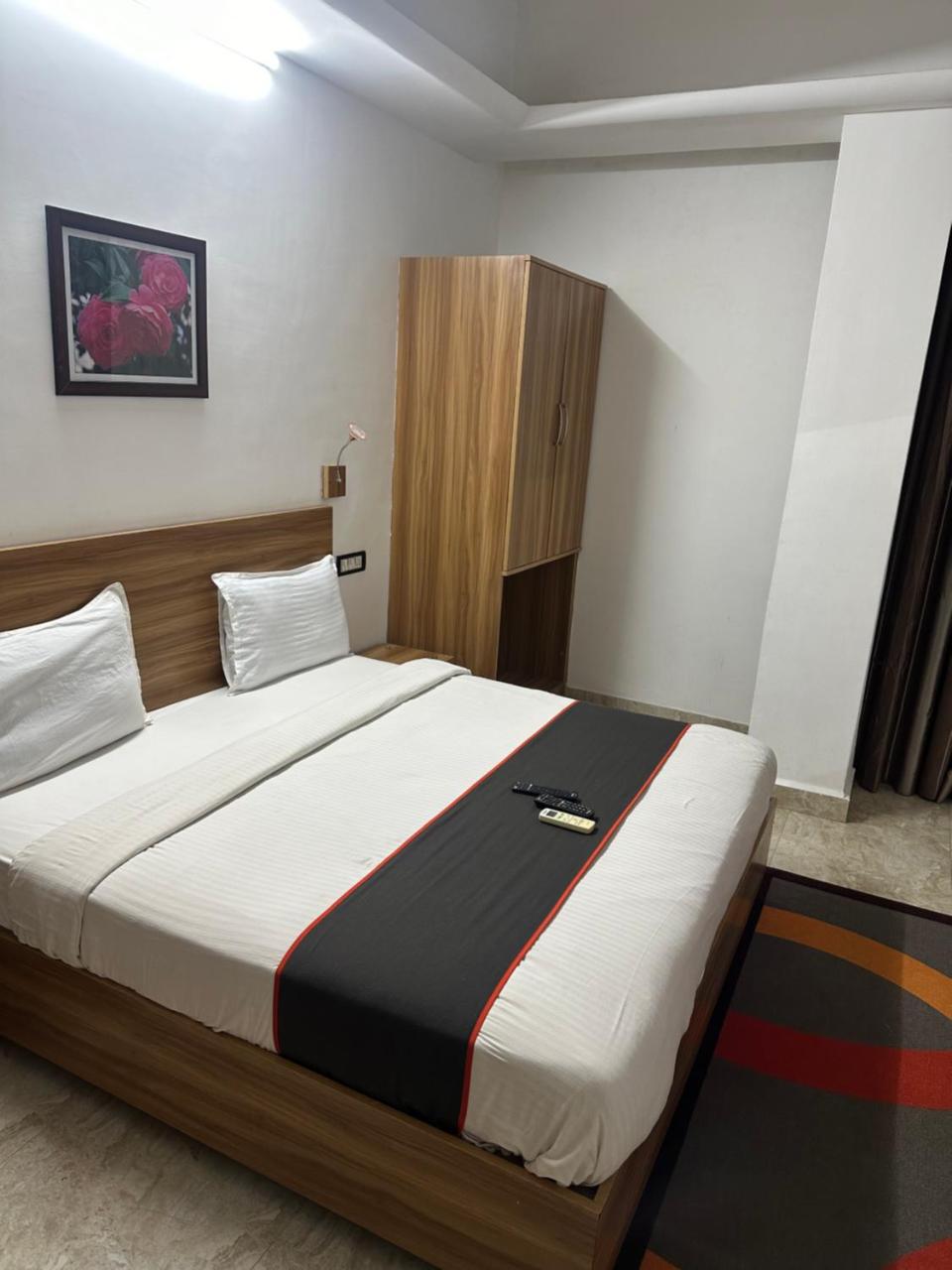 Gulnaar Inn Near US Counsulate Sankar nethralaya Apollo Hospital photo 3