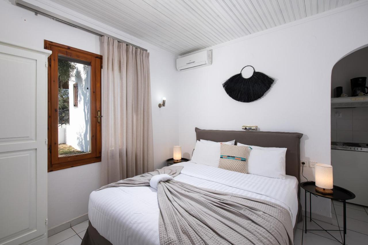 Acroterra - Easy Living - 5