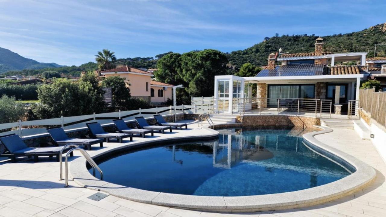 Luxury Villa with gorgeous Pool and Free Parking Deals & Reviews ...