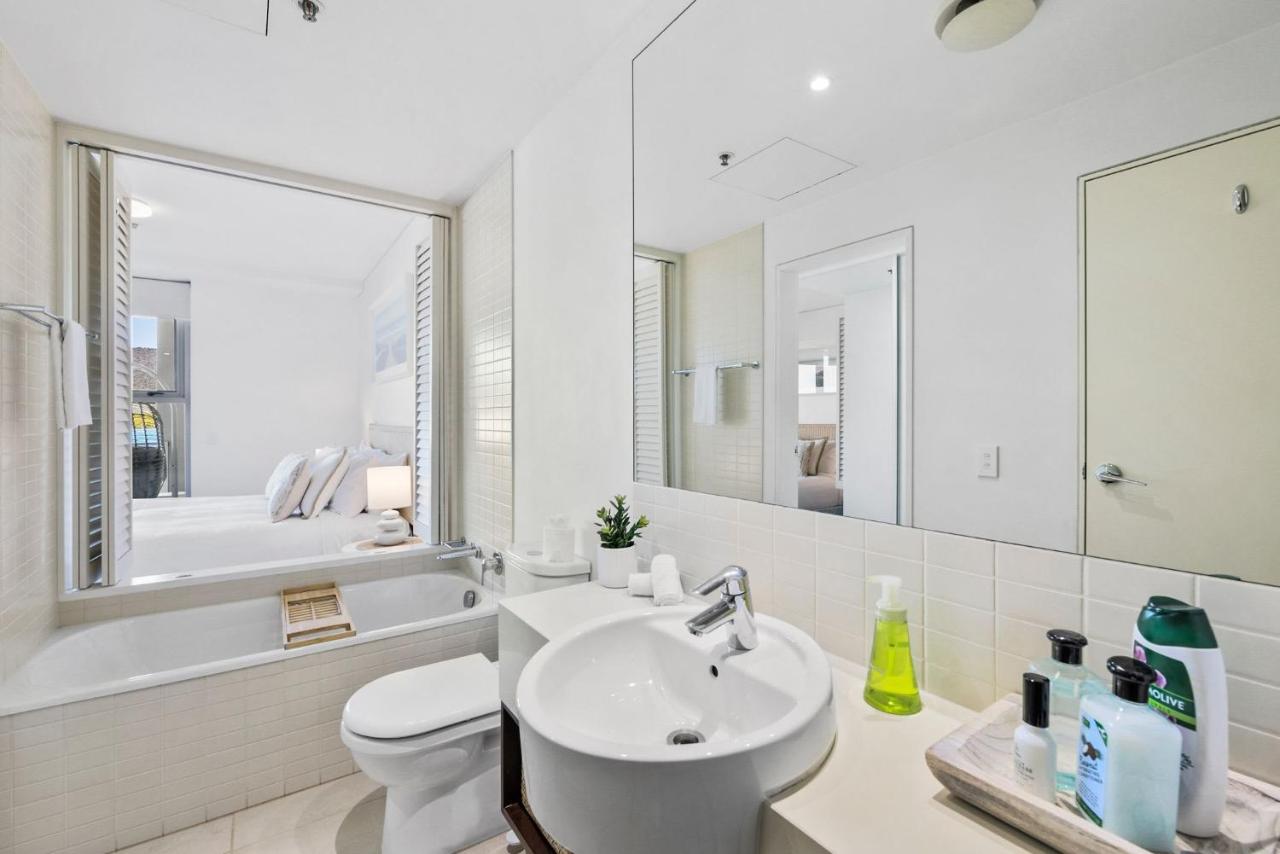 Lux Waterfront at Harbour Lights, prime location, Pool, Gym, Sauna photo 3