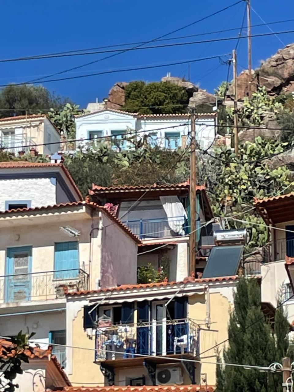 Stunning 1 bed Poros house presented by Lazydaze. - 2