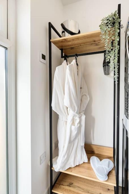 Romantic getaway UK with Private Sauna, King Bed, WiFi 517mbps & EV Charger - 5