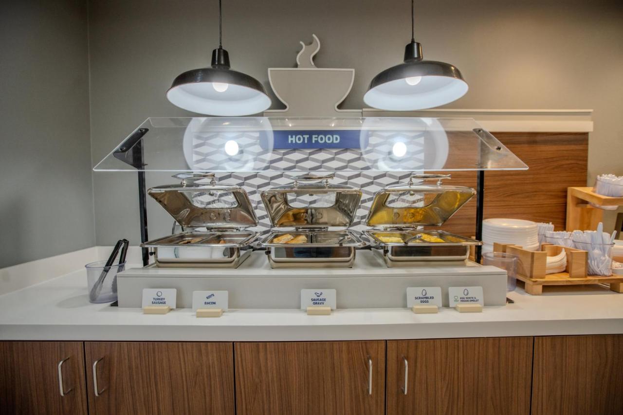 Holiday Inn Express & Suites Cleveland By IHG photo 2