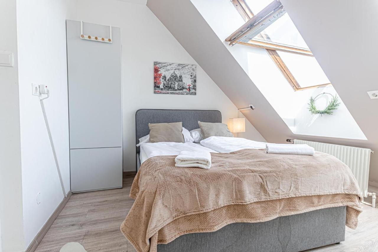 10-Min Walk to Hauptbahnhof, Cozy Private Rooms with AC, TV & WIFI photo 3
