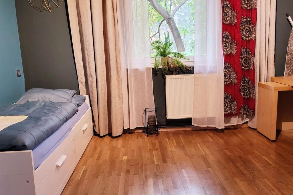 Colourful 2.5 Bedroom With Large Balcony & Garden. - 3