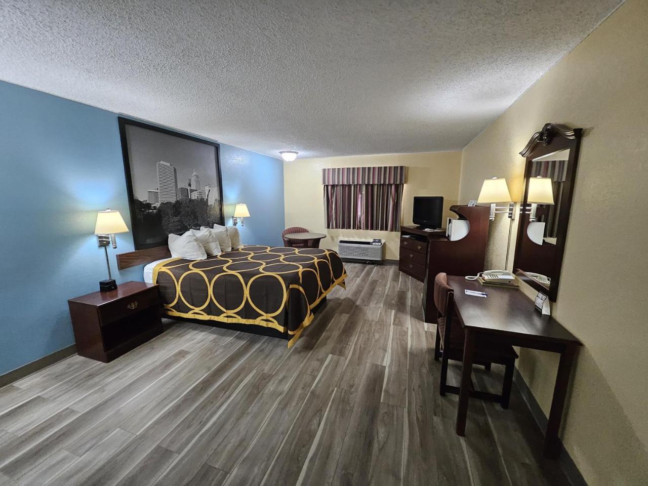Super 8 by Wyndham Clinton OK photo 4