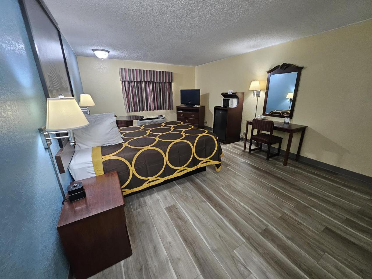 Super 8 by Wyndham Clinton OK photo 3