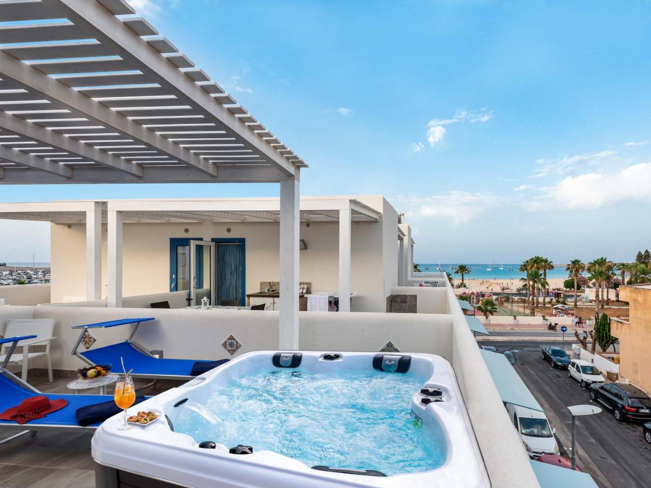 IL FARO E LA LUNA Beach Apartments - 3