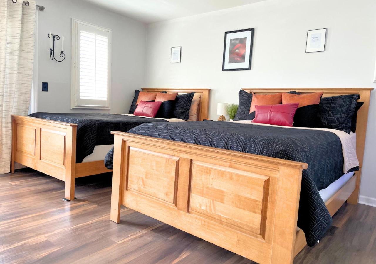 Getaway Villa- 3 mins to Mohegan- Fully Stocked with Two Full Beds & Fireplace- Jacuzzi, Saltwater Pools, Sauna - 4