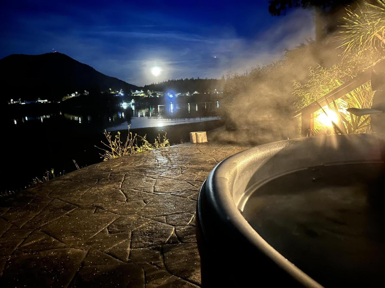 Waterfront Private Room With Hot Tub & Firepit photo 4