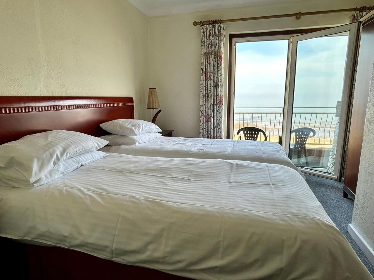 Bay View - Seafront - Sandringham Hotel, Sandown, Isle of Wight - CAR FERRY TICKET from 109 Pounds photo 3