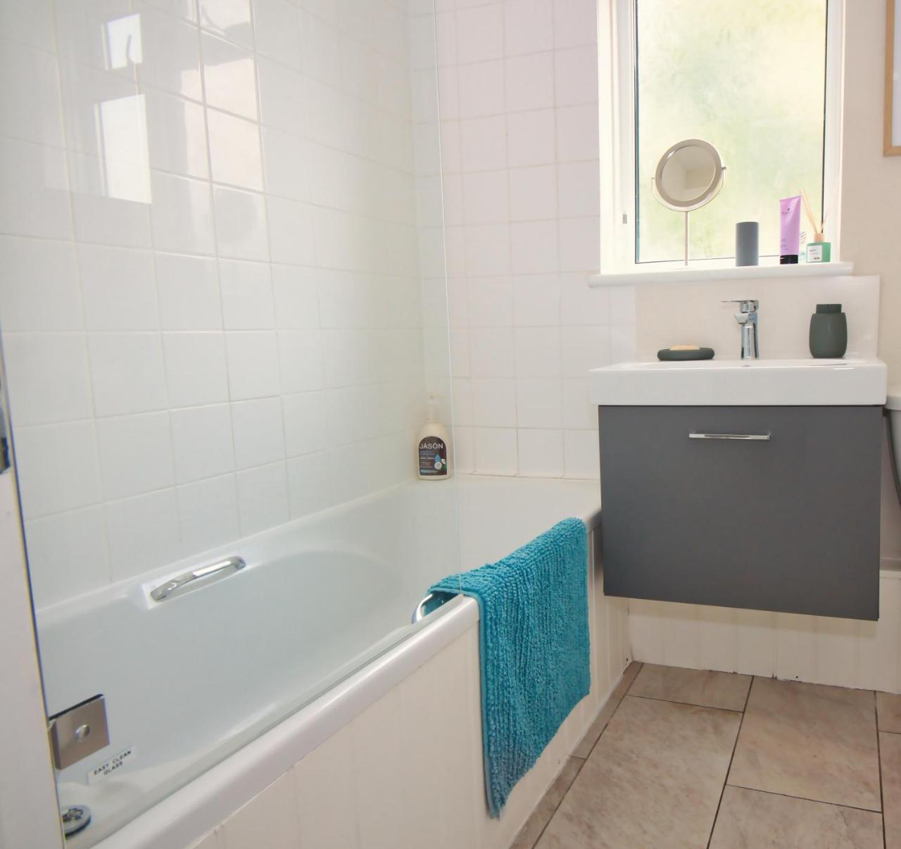 Spacious Double Room with Private Bathroom in Quiet Area Easy Access to Victoria & Wimbledon photo 2