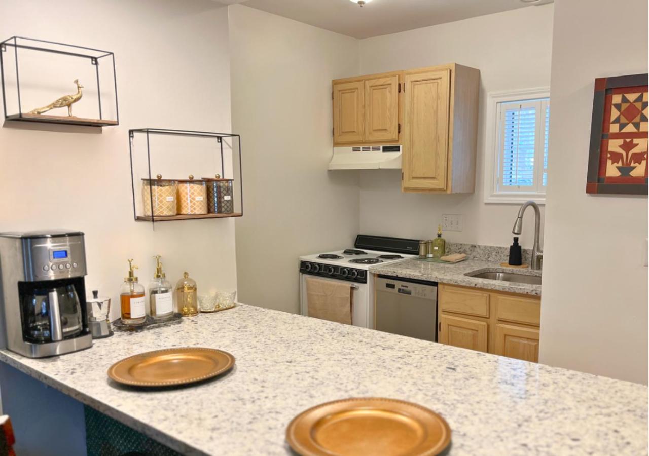 Cozy Villa 3 mins to Mohegan- Fully Stocked with King Bed & Fireplace- Jacuzzi, Saltwater Pools, Sauna - 4