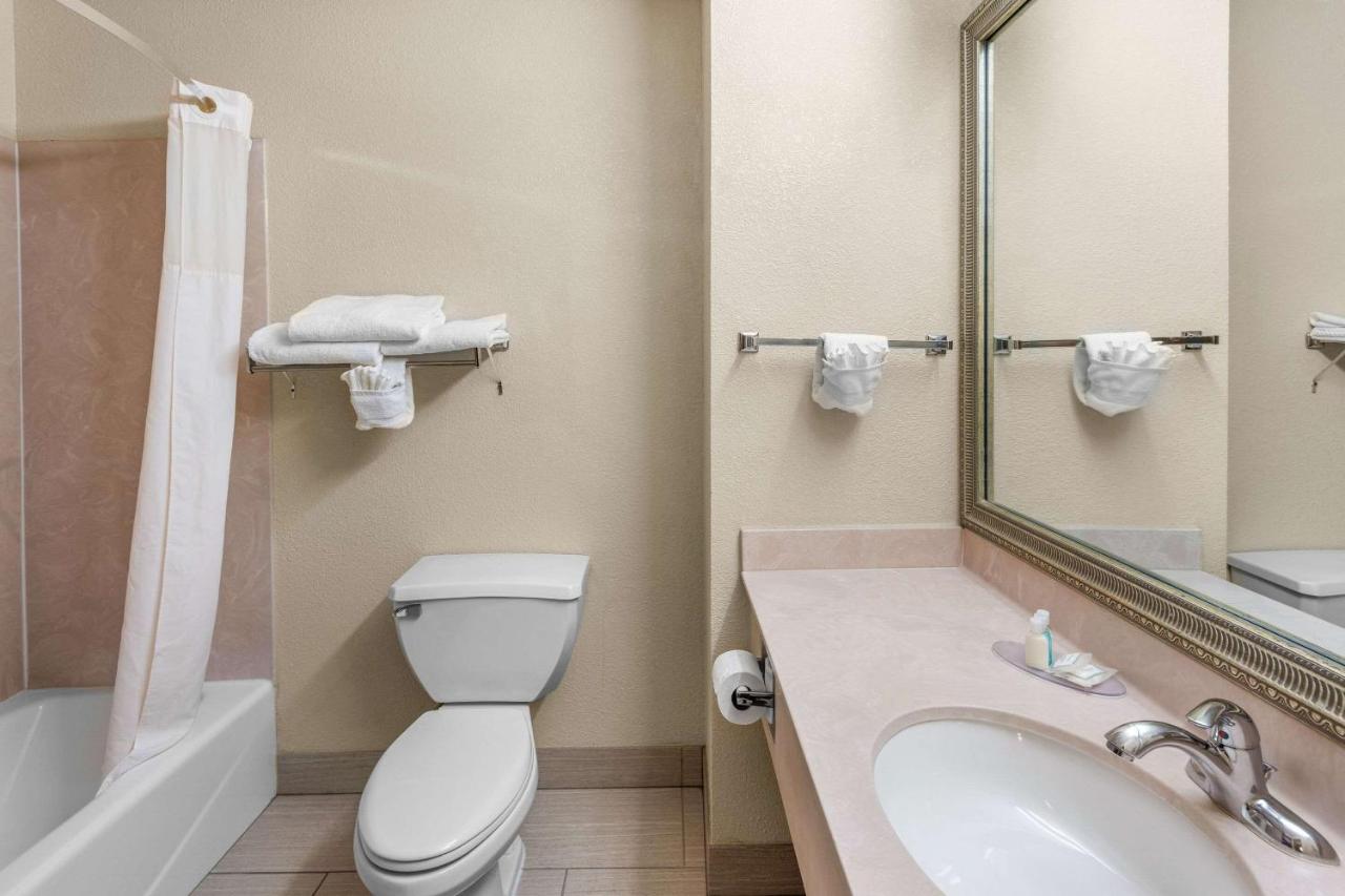 Clarion Inn & Suites Indianapolis Northwest photo 4