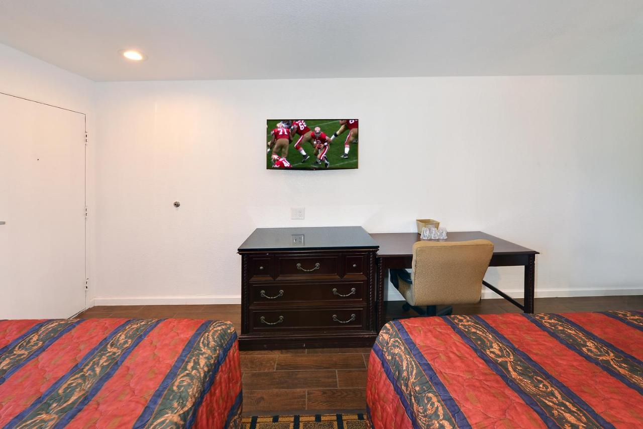 Budget Inn by 101 Bus from Downtown photo 2