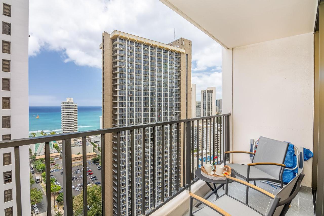 Chic and Upscale Waikiki Beach Ocean View with Parking - 3