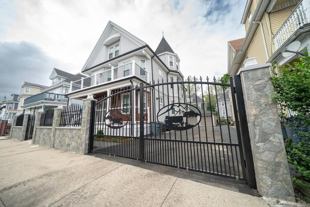 Bright & Spacious 4BR & 2BA Boston Apt - Bathtub, Free Parking near Red Line 802 - 3