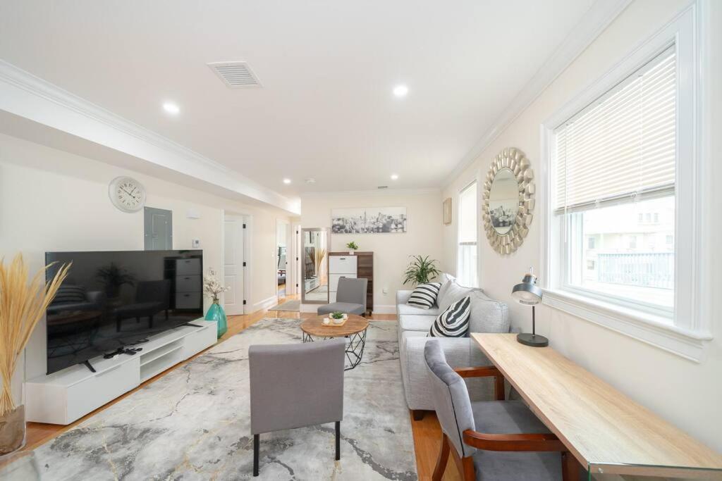 Bright & Spacious 4BR & 2BA Boston Apt - Bathtub, Free Parking near Red Line 802 - 2