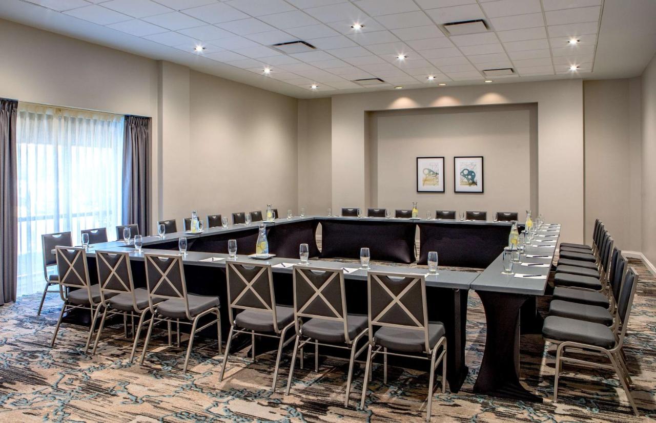 DoubleTree by Hilton Chicago - North Shore Conference Center photo 4