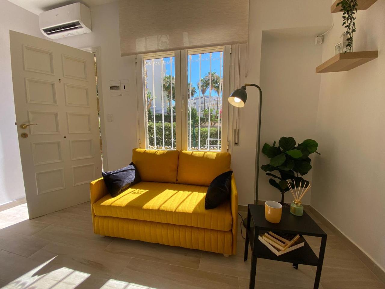 Estudio con Piscina y Parking, Playa a 4 Min a Pie, Tren a 2 Min - 5