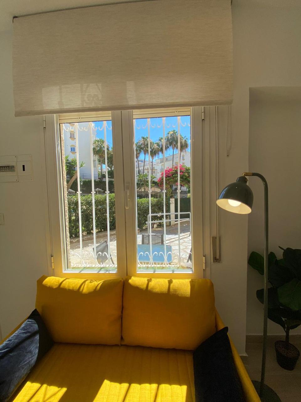 Estudio con Piscina y Parking, Playa a 4 Min a Pie, Tren a 2 Min - 6