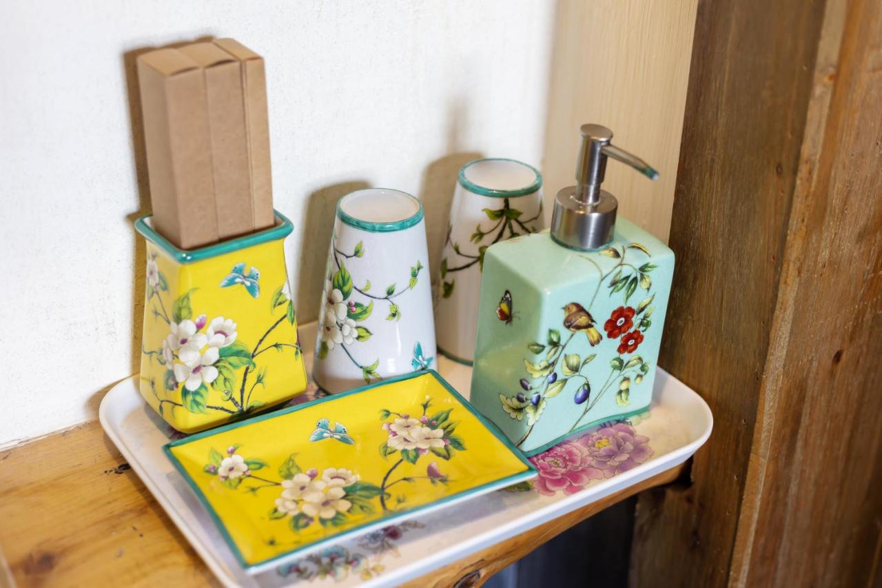 Butterfly Flowers Inn- Exclusive Location,Anicent Chinese Style, 2 minutes walk to Tianmen Mount Cableway,Free pick up service over 1 nights, Free fresh coffee and tea, Free mini lunch,Free laundry,Itineary planning, Attraction Tickets Serivce in advance photo 2
