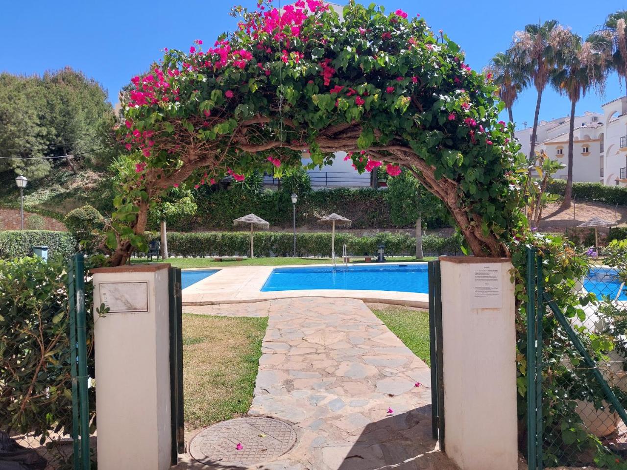 Estudio con Piscina y Parking, Playa a 4 Min a Pie, Tren a 2 Min - 4
