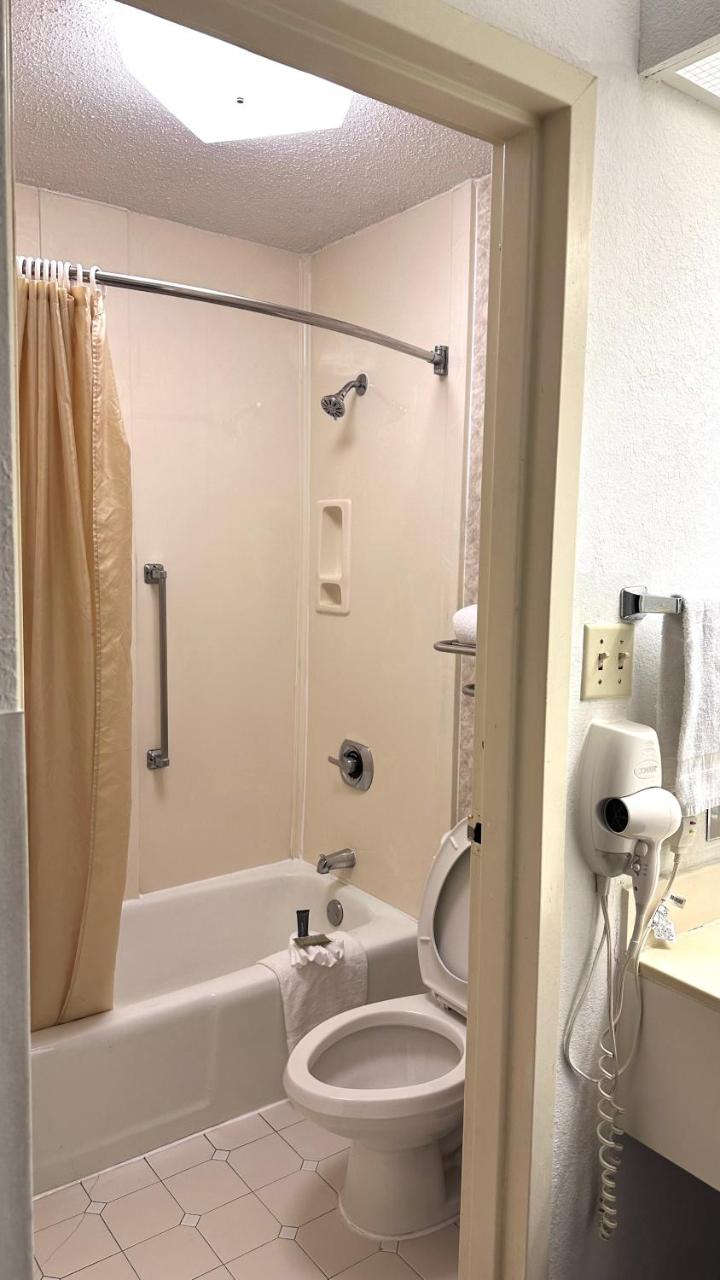 Executive Inn photo 2