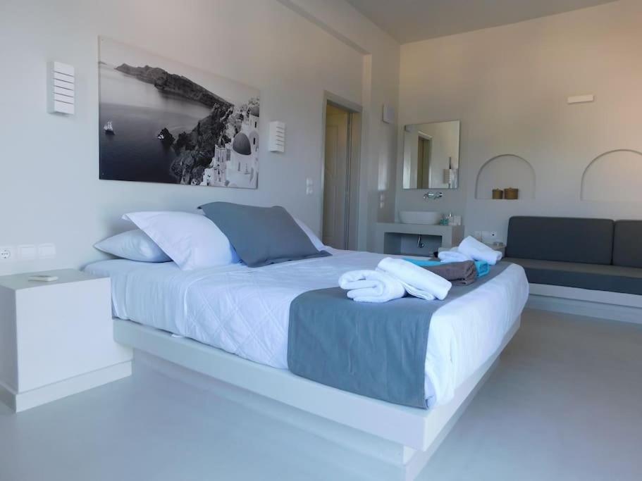 Perissa BeachFront Rooms - 5