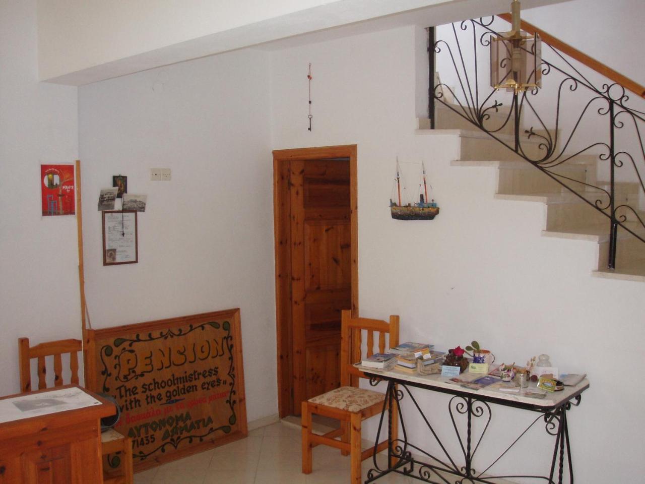 The Schoolmistress With The Golden Eyes, studios & rooms - 3