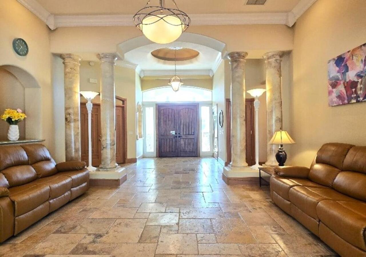 Stars Manor-Disney-Universal-Pool-22people - 3