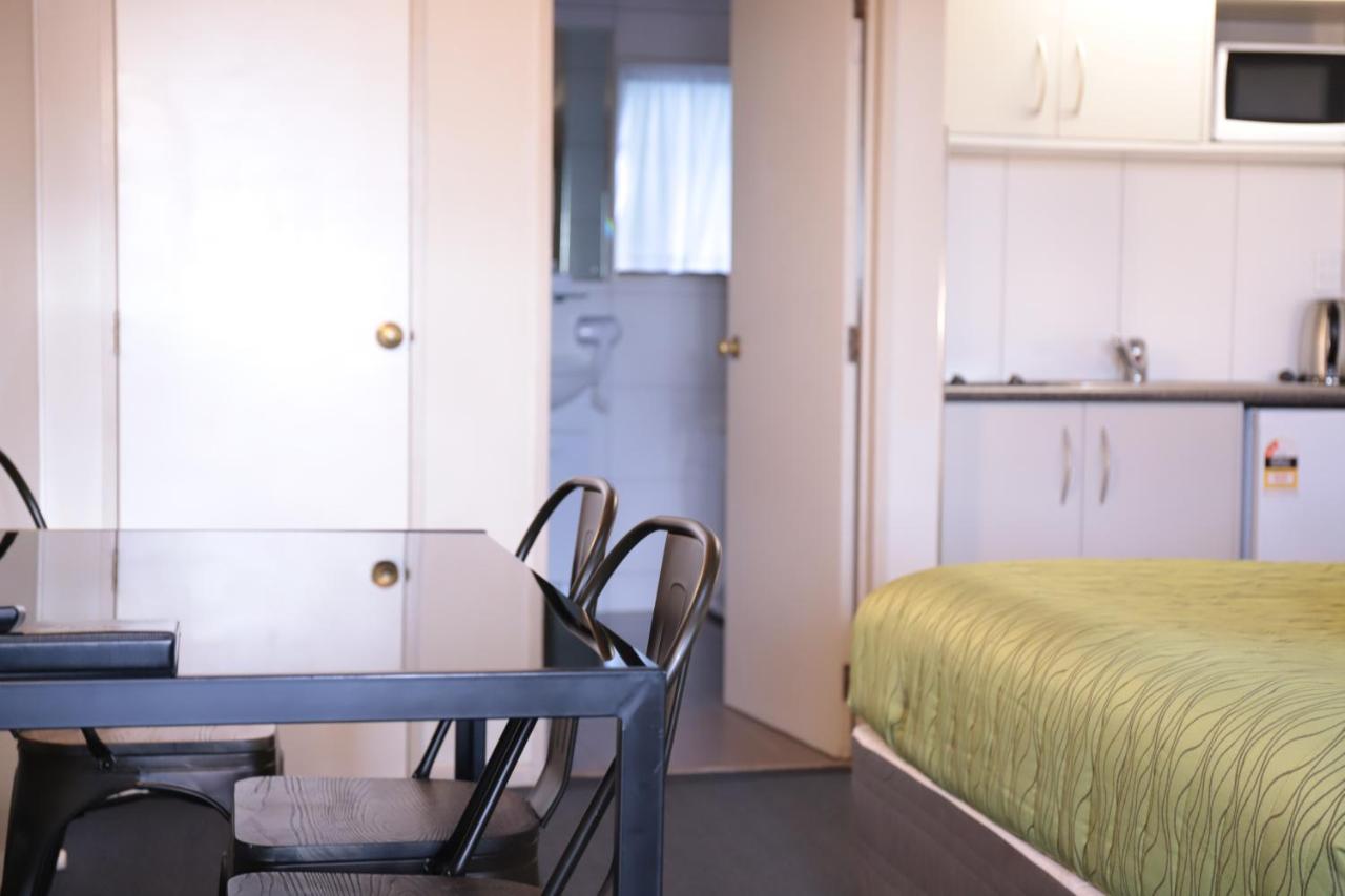 Airport Manor Inn photo 2