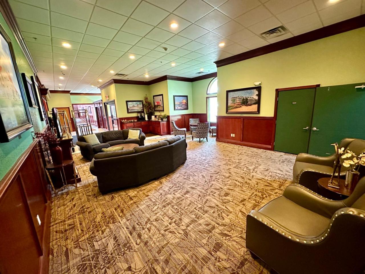 Mackinaw Beach and Bay Inn & Suites photo 4