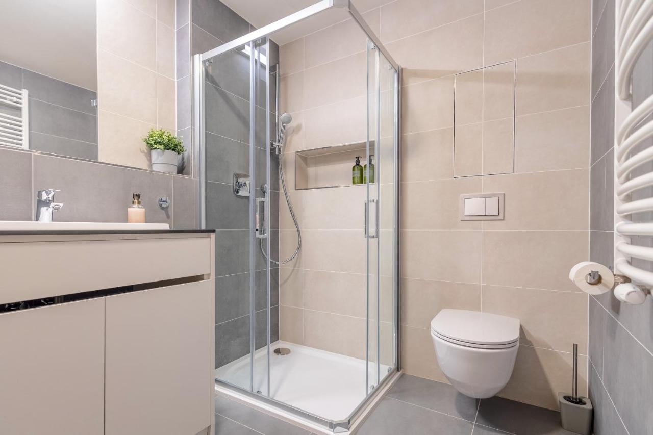 Bright 2BR - 5th floor, Balcony, Free Parking by Gravity Prague - 5
